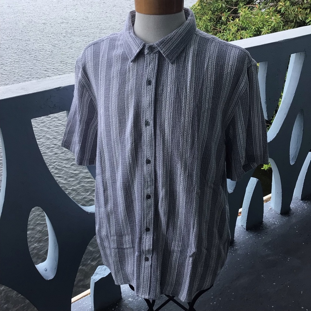 Flag & Anthem Hutchins Short-Sleeve Button-Up Shirt Light Gray Stripe Red Accent